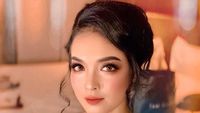 Gaya Sisi Asih, Pramugari Cantik Jago Nyanyi yang Hangat Diperbincangkan