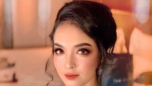 Gaya Sisi Asih, Pramugari Cantik Jago Nyanyi yang Hangat Diperbincangkan