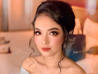 Gaya Sisi Asih, Pramugari Cantik Jago Nyanyi yang Hangat Diperbincangkan