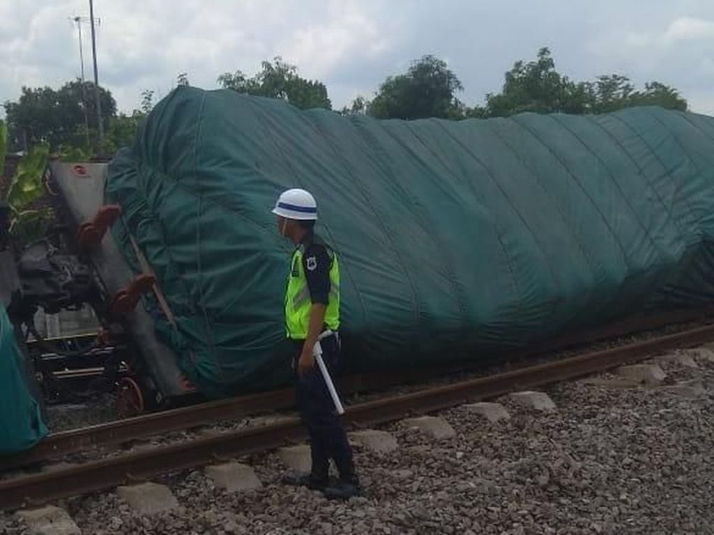 Kereta Angkut Semen Anjlok di Blora, KAI Pastikan Jadwal Perjalanan Aman Kereta Angkut Semen Anjlok di Blora, KAI Pastikan Jadwal Perjalanan Aman