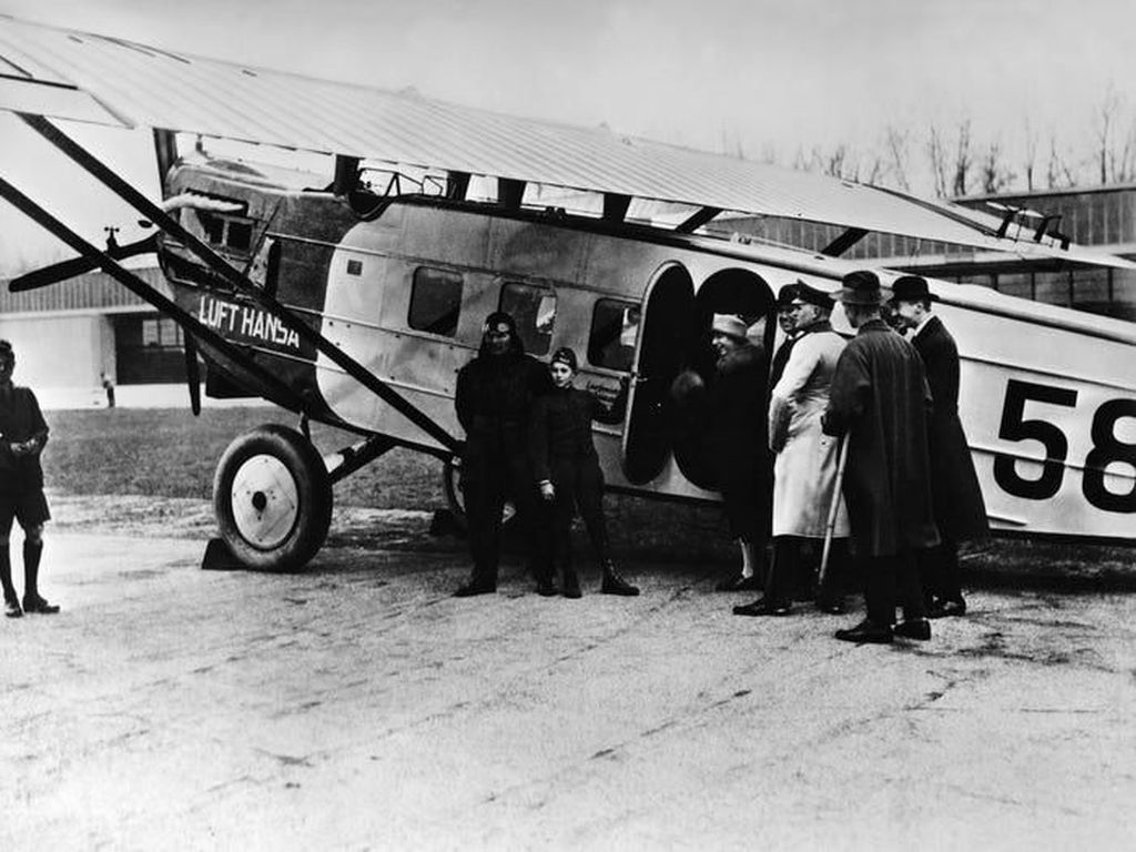 Gaya Orang Naik Pesawat 100 Tahun Lalu
