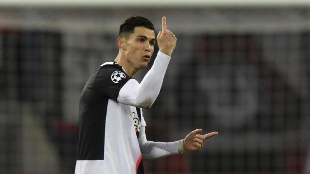 Cristiano Ronaldo cetak gol pembuka kemenangan Juventus ke gawang Bayer Leverkusen. (