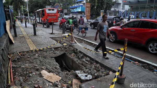Bongkar Pasang Trotoar Cikini yang Tak Kunjung Rampung