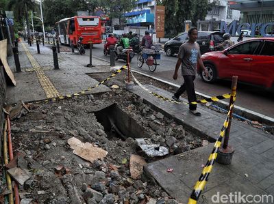 Bongkar Pasang Trotoar Cikini yang Tak Kunjung Rampung