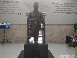 Stasiun Blitar Kini Dihiasi Patung Bung Karno