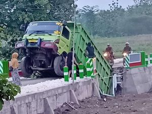 Pakai GPS Lalu Salah Jalan, Truk di Bojonegoro Bikin Jembatan Ambrol
