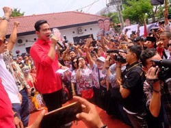 Momen Romantis hingga Berapi-api Gibran Saat Daftar Bakal Cawalkot