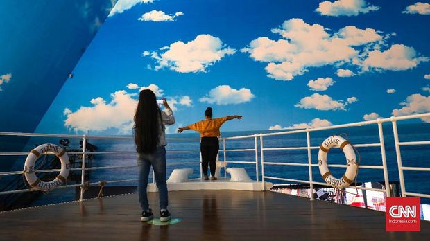Berfoto ala pemeran film Titanic di atas kapal. CNNIndonesia/Safir Makki