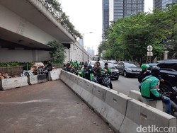 Ojek Online Mangkal di U-Turn Jalan Satrio yang Ditutup