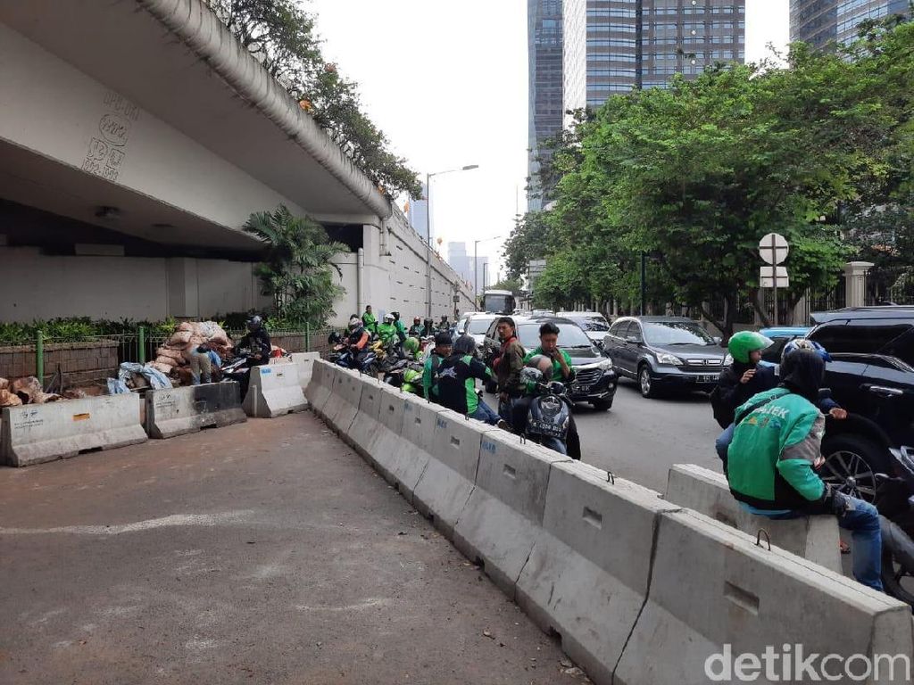Ojek Online Mangkal di U-Turn Jalan Satrio yang Ditutup Ojek Online Mangkal di U-Turn Jalan Satrio yang Ditutup