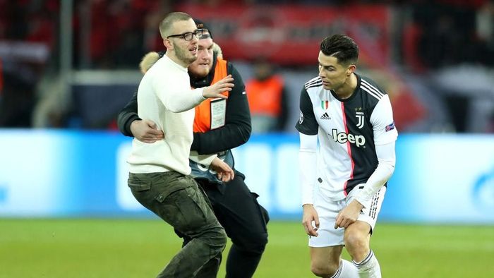 Cristiano Ronaldo tampak marah akibat seorang fan yang meminta selfie di tengah lapangan (Foto: Lars Baron/Getty Images) Cristiano Ronaldo tampak marah akibat seorang fan yang meminta selfie di tengah lapangan (Foto: Lars Baron/Getty Images)