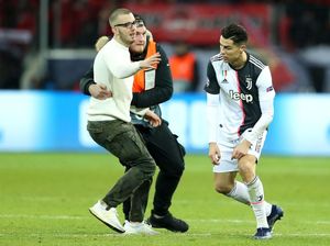Ronaldo Ngamuk Akibat Fan yang Meminta Selfie di Tengah Lapangan