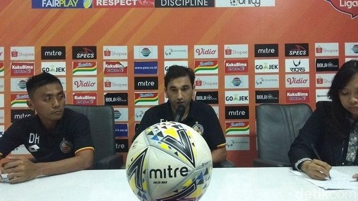 Pelatih Semen Padang, Eduardo Almeida (tengah). (Foto: Eko Susanto/detikSport) Pelatih Semen Padang, Eduardo Almeida (tengah). (Foto: Eko Susanto/detikSport)
