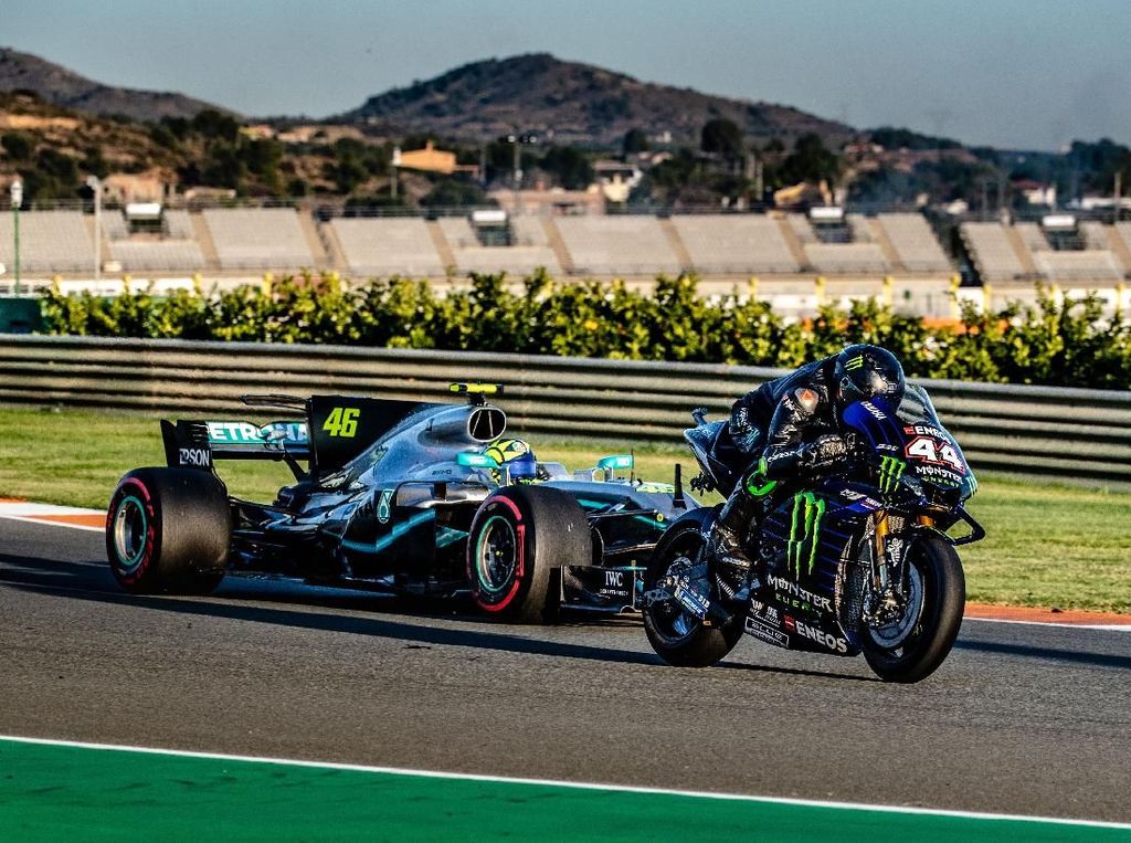 Tukar Tunggangan: Rossi Geber Mobil F1, Hamilton Jajal MotoGP Tukar Tunggangan: Rossi Geber Mobil F1, Hamilton Jajal MotoGP