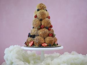 5 Fakta Croquembouche, Kue Sus yang Disusun Seperti Pohon Natal