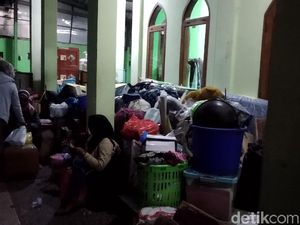 Warga Korban Gusuran Rumah Deret Tamansari Tidur di Masjid