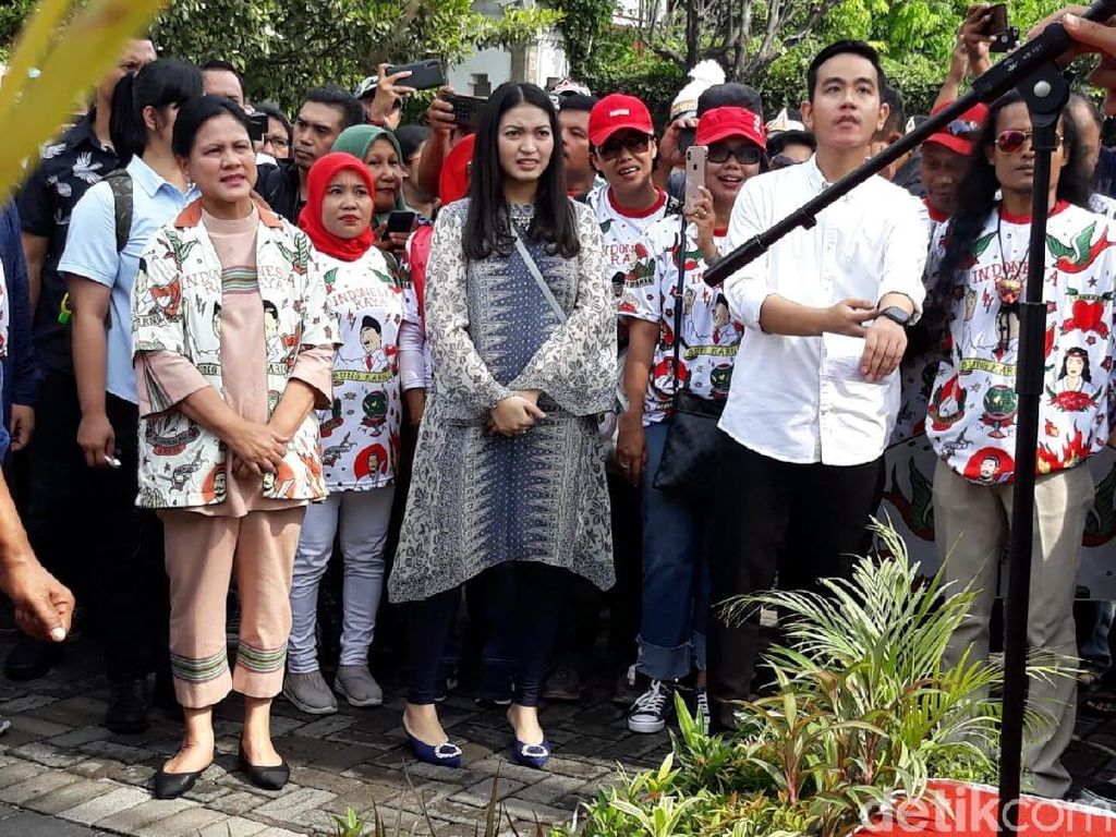 Iriana Dukung Gibran Daftar Pilkada, Ini Harga Kemeja Unik yang Dipakainya Iriana Dukung Gibran Daftar Pilkada, Ini Harga Kemeja Unik yang Dipakainya
