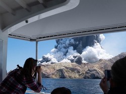 Cerita Penumpang Kapal Pesiar Lihat Gunung Selandia Baru Meletus