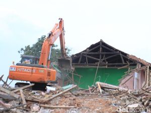 Dikepung Proyek Tol Cisumdawu, SDN Cijolang Dibongkar Dikepung Proyek Tol Cisumdawu, SDN Cijolang Dibongkar