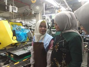 Menaker Kunjungi TKI di Pabrik Sony Malaysia