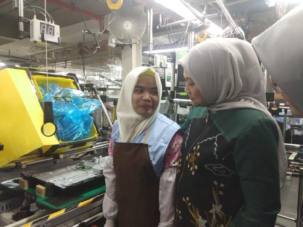 Menaker Kunjungi TKI di Pabrik Sony Malaysia Menaker Kunjungi TKI di Pabrik Sony Malaysia