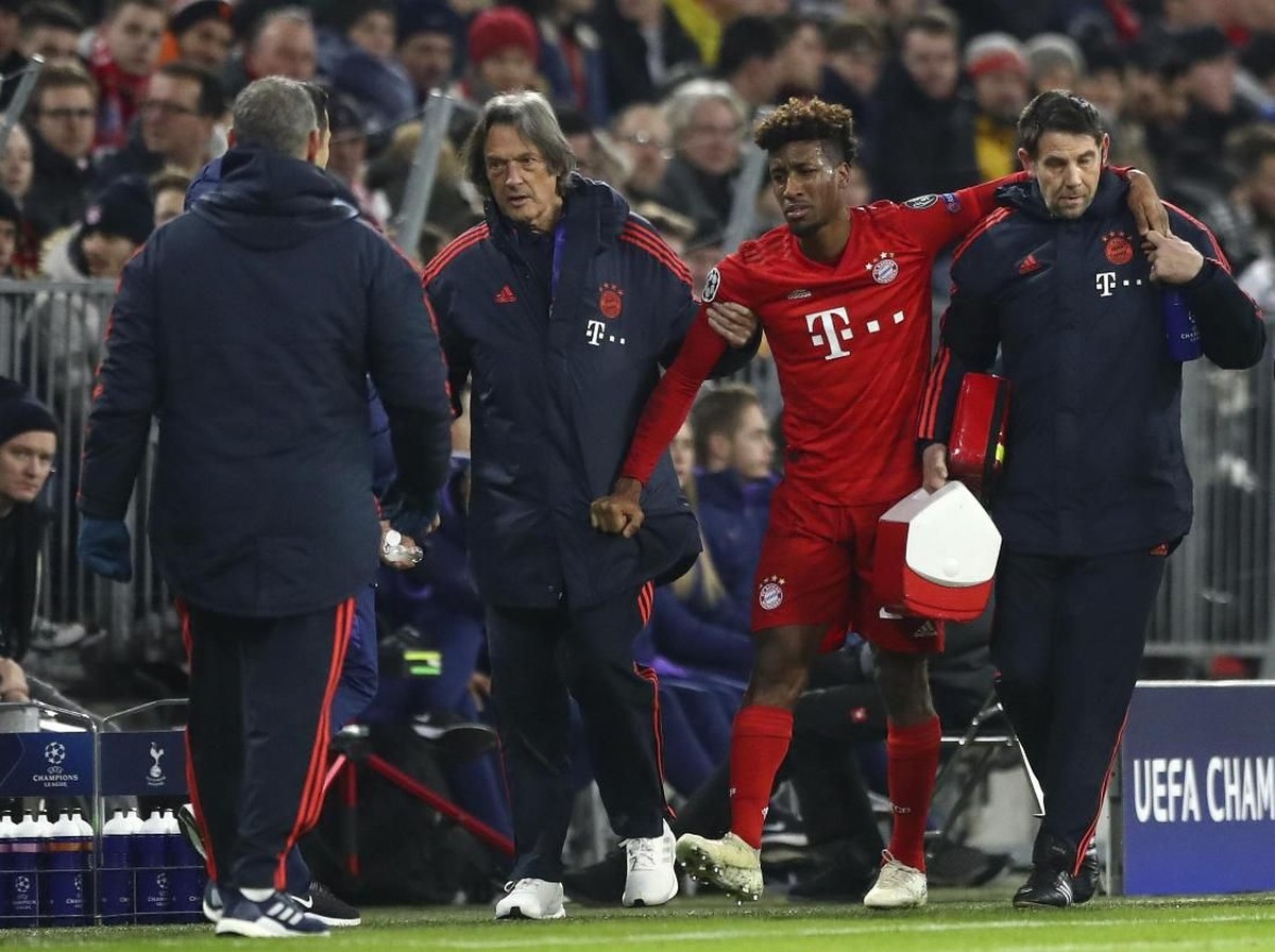 Kingsley Coman dipapah keluar lapangan akibat cedera lurur kirinya. (Foto: Matthias Schrader/AP Photo)