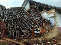 Diterjang Hujan Deras, Bangunan Sekolah di Sukabumi Ambruk