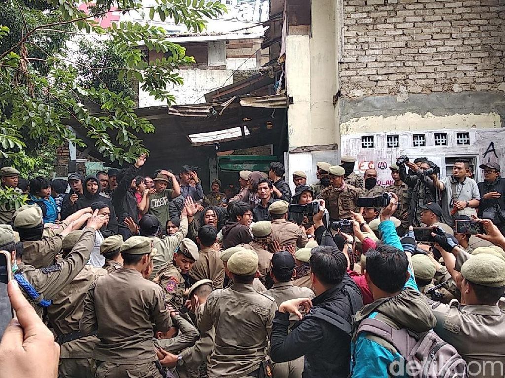 Satpol PP-Pemuda Bentrok di Area Gusuran Rumah Deret Tamansari Satpol PP-Pemuda Bentrok di Area Gusuran Rumah Deret Tamansari