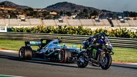 Momen Rossi dan Hamilton Bertukar Motor MotoGP dan Mobil F1