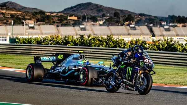 Momen Rossi dan Hamilton Bertukar Motor MotoGP dan Mobil F1