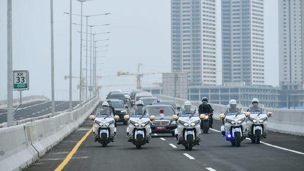 Saat Jokowi Cek Langsung Jalan Tol Jakarta-Cikampek