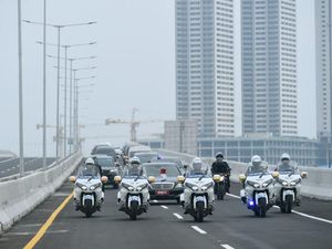 Saat Jokowi Cek Langsung Jalan Tol Jakarta-Cikampek