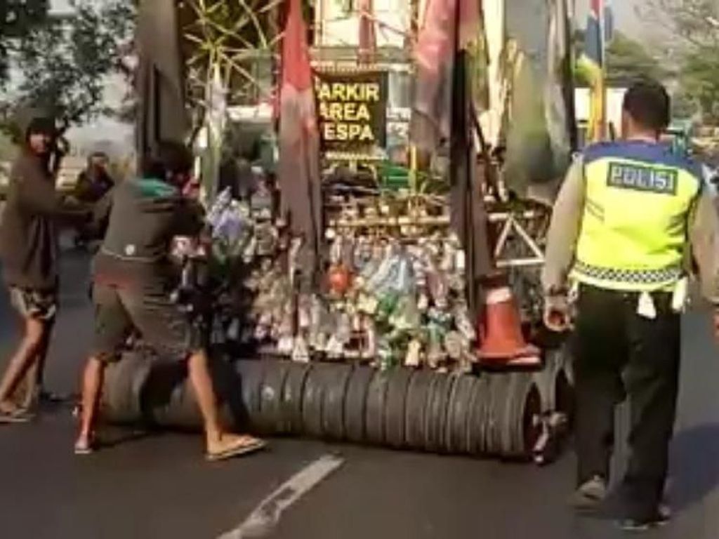 Vespa Gembel Ini Diamankan karena Melintas di Jalan Surabaya-Pasuruan Vespa Gembel Ini Diamankan karena Melintas di Jalan Surabaya-Pasuruan
