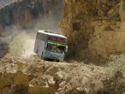 Kisah Supir Bus Sehari-hari Lintasi Jalanan Berbahaya di Dunia