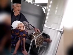 So Sweet! Romantis Banget Nih Pasangan Lansia di Kereta