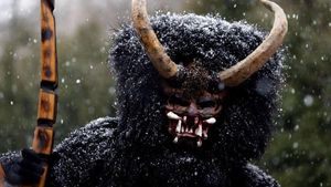 Tradisi Sambut Natal yang Unik: Orang Bertopeng Iblis