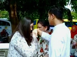 So Sweet... Mesranya Selvi Cium Tangan Gibran Saat Mau Daftar Pilkada
