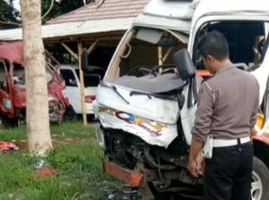 Mobil Travel Tabrak Pohon di Sukabumi, 1 Penumpang Terjepit