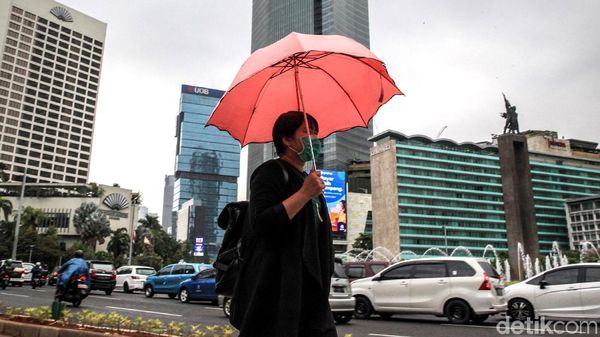 Ragam Alat Tempur Warga Ibu Kota Memasuki Musim Hujan