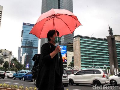 Ragam Alat Tempur Warga Ibu Kota Memasuki Musim Hujan