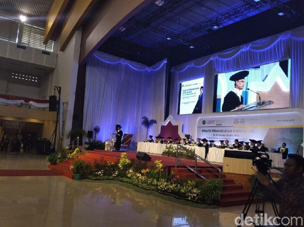 Ketum Muhammadiyah Haedar Nashir Dikukuhkan Jadi Guru Besar UMY Ketum Muhammadiyah Haedar Nashir Dikukuhkan Jadi Guru Besar UMY