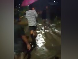 Video Kepanikan Warga Kulawi Saat Banjir Bandang Menerjang