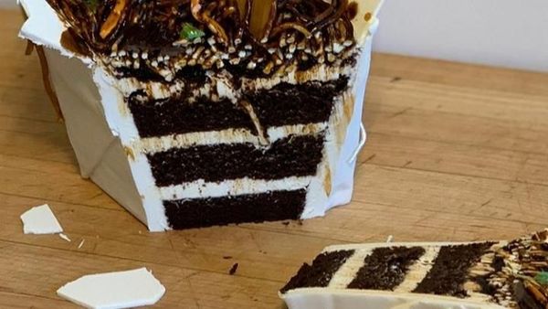 Hati-hati Tertipu! 10 Bentuk Kue Ini Persis Benda Aslinya
