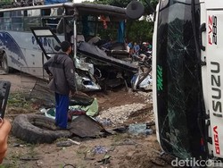 Bus Tabrakan dengan Truk di Riau, Belasan Penumpang Terluka