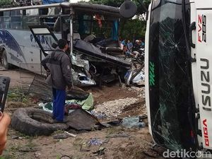 Bus Tabrakan dengan Truk di Riau, Belasan Penumpang Terluka Bus Tabrakan dengan Truk di Riau, Belasan Penumpang Terluka