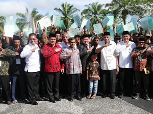 Kemendes Serahkan 7.021 Sertifikat Lahan ke Transmigran Kalimantan