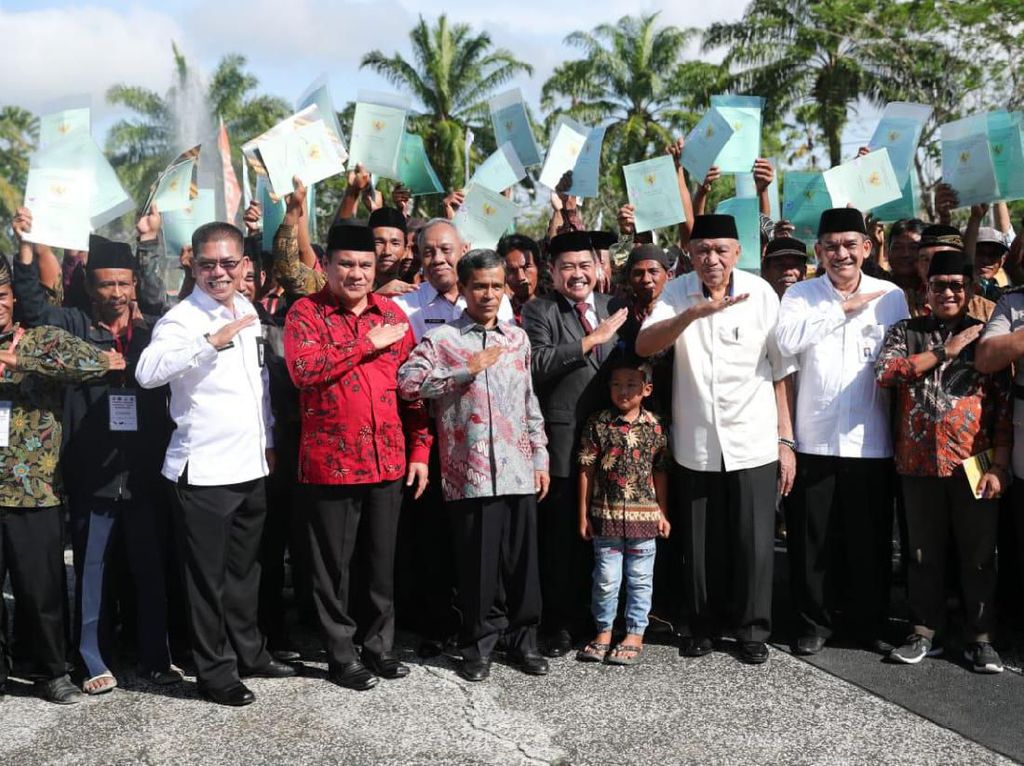 Kemendes Serahkan 7.021 Sertifikat Lahan ke Transmigran Kalimatan Kemendes Serahkan 7.021 Sertifikat Lahan ke Transmigran Kalimatan