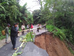 Jalan Penghubung Kabupaten di Jambi Amblas, Polisi Minta Warga Waspada