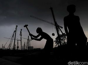 Potret Para Pencari Besi Bekas di Area Sekitar Stadion BMW