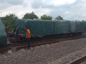 Sudah 8 Jam, Evakuasi KA Terguling di Blora Belum Rampung
